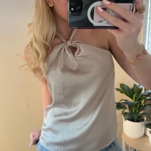 festtopp - går att justera bandet runt halsen 💓💓