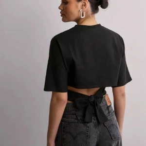 Open Back Tie Tee - Populära toppen från nelly som tyvärr inte kommer i användning, skriv för fler bilder!❤️