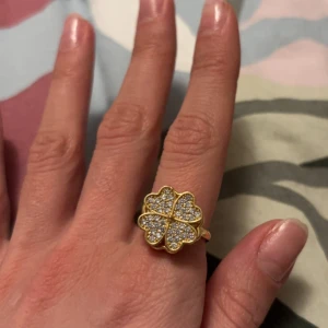 Guld van cleef inspirerad ring (inte äkta) - Den är roterbar och justerbar.