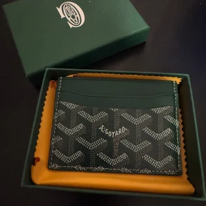 Grön Plånbok - En helt ny oanvänd plånbok från populärt märke. Den är dubbelsidig med en även en ficka i mitten. Jätte elegant och stilig korthållare. Skriv vid undringar!