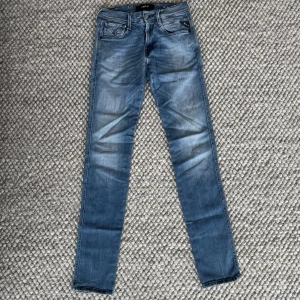 REPLAY ANBASS JEANS  - Replay anbass jeans - Slim fit passform - Storlek W28/L32 - Nypris runt 1800kr -  Deluxecloset