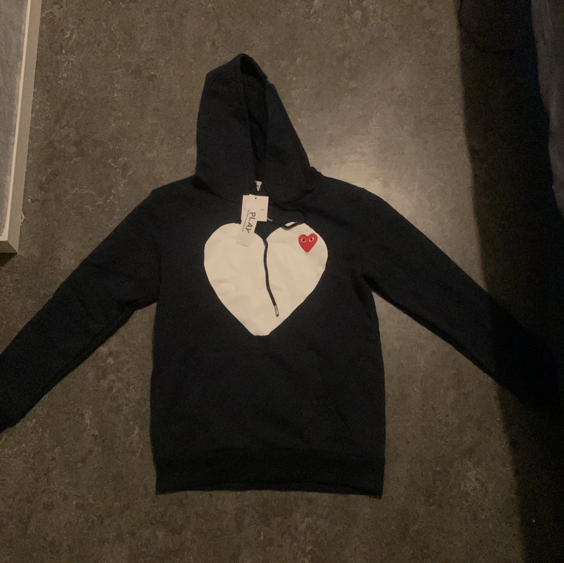 Mörk blå hoodie från Comme des Garçons