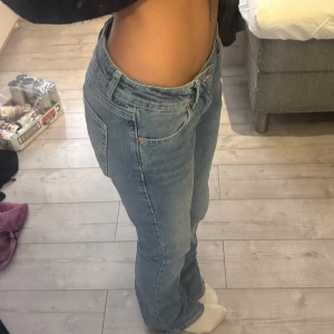 Blå jeans från Junkyard - Säljer dessa snygga bootcut jeans med en låg midja från junkyard, använda fåtal gånger(lite smått uppgått längst ner på ena benet) storlek xs💛 