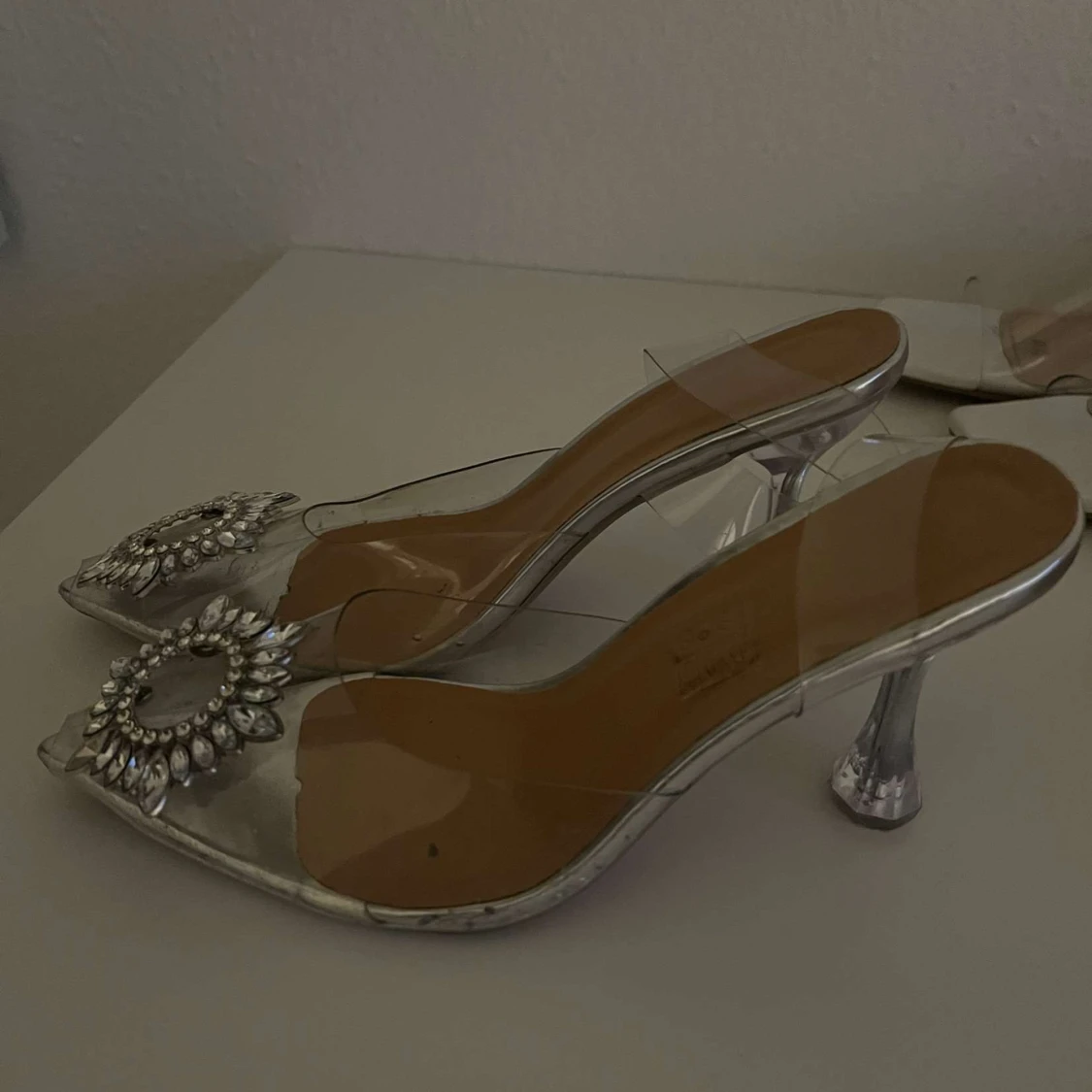 Silvriga klackskor med dekorativ detalj - 1