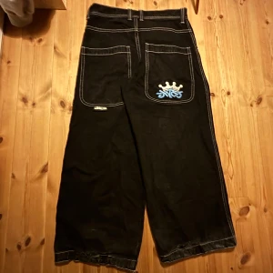 Jnco Jeans - Jnco crown! Väldigt bra skick, endast lite heeldrag på båda benen. Såklart ingenting som syns och omöjligt att undvika med dessa jeans. Bortsett ifrån det har dem inga skador eller hål. Size w34 L30. Bara stt fråga om man vill ha exakta mått! Nypris ca 3000kr men säljer billigare pga de få skadorna jag nämnt. Undrar man något är det bara att fråga!