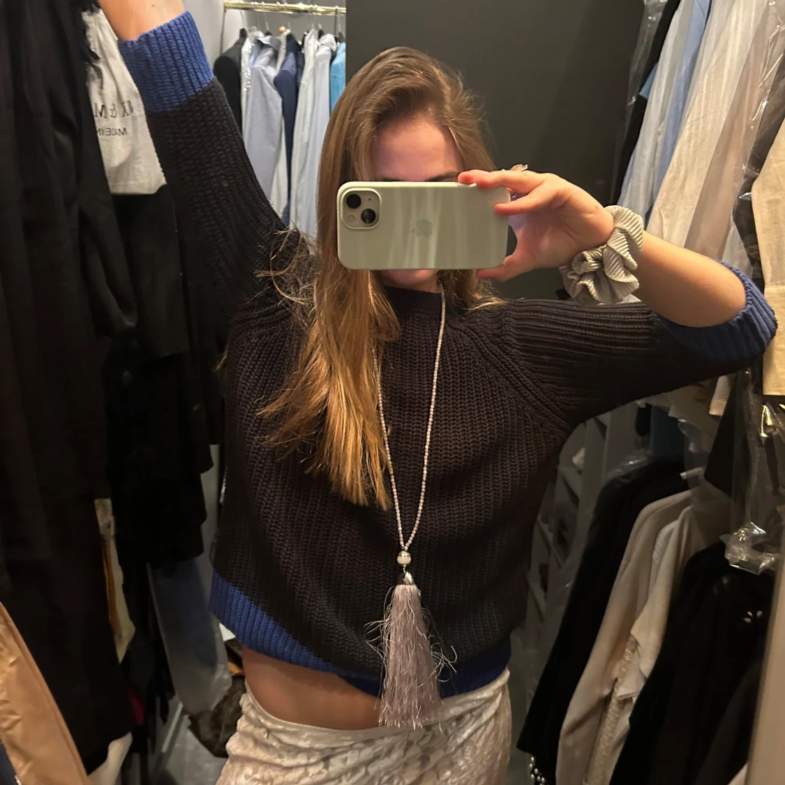 Svart stickad tröja med blå detaljer