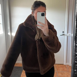 Brun pälsjacka från Mango - Säljer en snygg brun pälsjacka från Mango.   Jag bär storlek S så den är liten i storleken därför är det storlek L. 