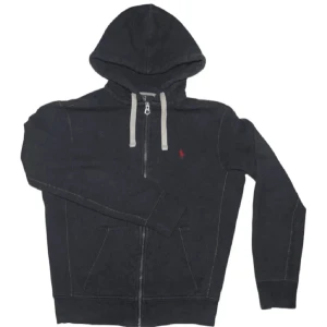 Svart hoodie från Ralph Lauren - Säljer en stilren svart hoodie från Ralph Lauren med dragkedja och huva. Den har långa ärmar och en liten röd logga på bröstet. Perfekt för en avslappnad look.