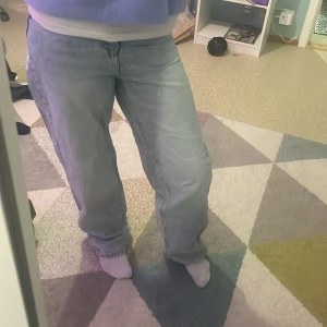 Baggy jeans ljus blå - Jeansen är snygga bara att de är för små för mig (storlek 34/ xxs-xs)  Själv är jag 36-38 så det gör att de sitter tighta vid midjan.