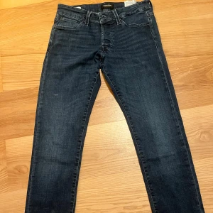 Jack & jones jeans - Jack & jones jeans mörkblå superstretch. Storlek: W29, L32. 