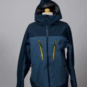 Blå jacka - RevolutionRace friluftsjacka i storlek M. Oanvänd! Herrjacka 🔹 Färg: Blå 🔹 Storlek: Medium 🔹 Skick: Oanvänd 🔹 Rek. nypris: 1 499 kr – Vi säljer för 450kr! 💚 Om oss: Reclaim UF samarbetar med kända varumärken för att rädda kläder från att slängas. Vi fixar till dem och ger dem en ny chans – hållbart, snyggt och prisvärt! 📦 Frakt: Skickas med PostNord/Schenker inom 1–3 dagar