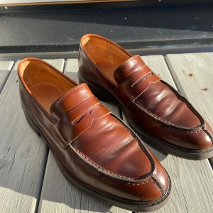 Bruna loafers  - Snygga bruna loafers från Selected Homme. Använda en dag och är i superbra skick! Säljer dessa för att jag rensar garderoben🙌😍Köpta för 1400kr