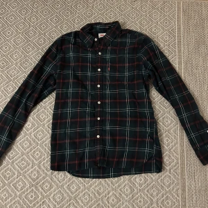 Rutig skjorta/overshirt från Levi's - Overshirt/Skjorta från Levis i storlek M. Skriv om du undrar något. Mvh Simon