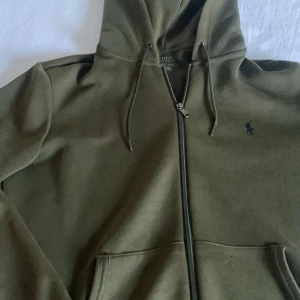 Mörk grön hoodie från Ralph Lauren storlek S - Knappt använd 
