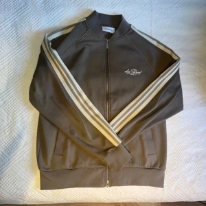 Helzip från Les Deux - Helt ny, använd max 3 gånger. Nypris: 1399kr. Normal i storlek. Typ beige-brun i färg. 