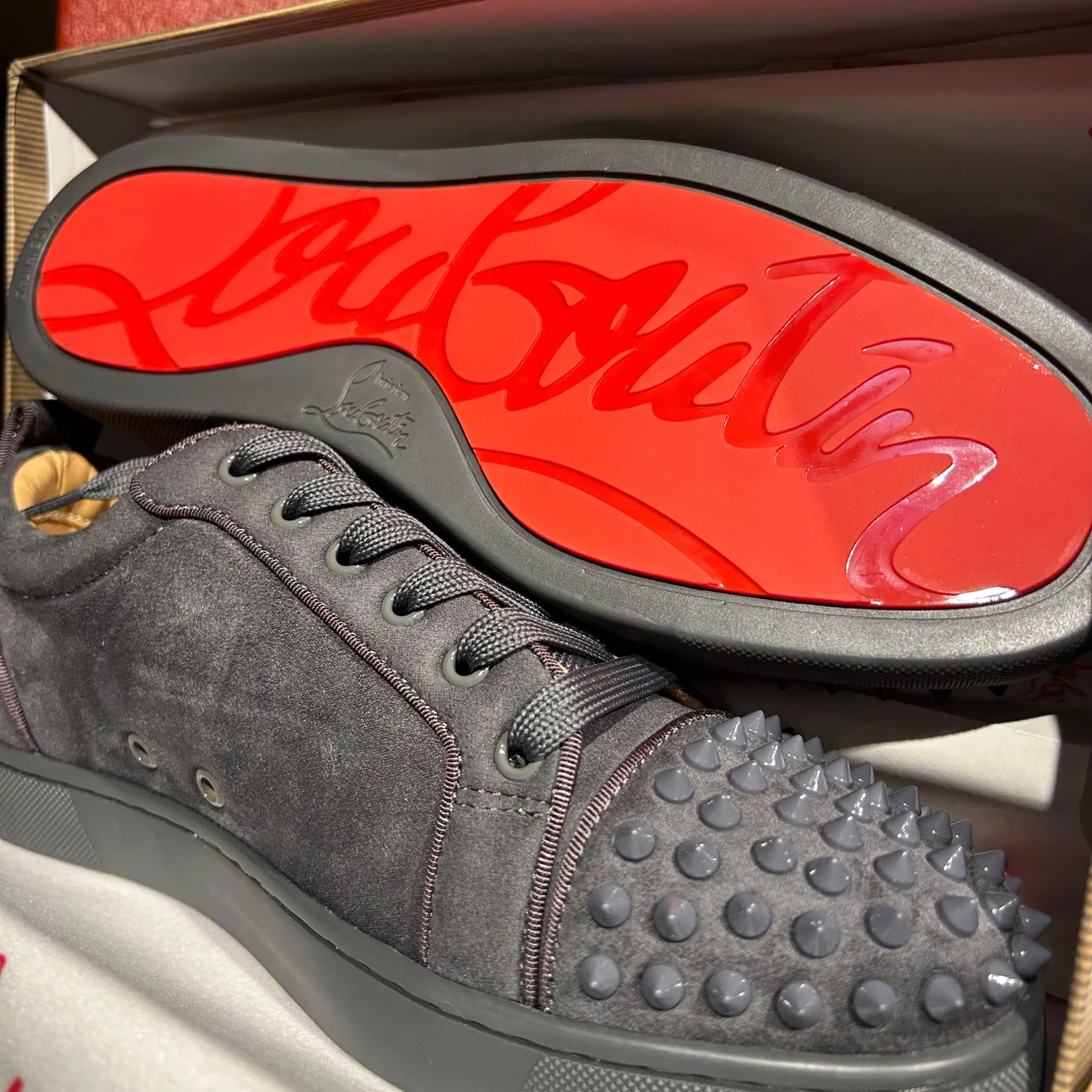 Grå skor från Christian Louboutin - 1