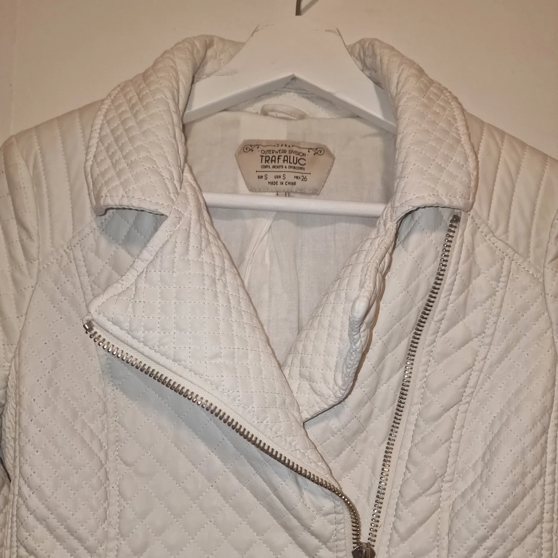 Vit faux skinnjacka från Trafaluc - 2