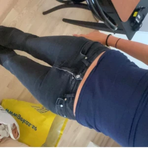 Svarta jeansbyxor - Snygga svarta jeansbyxor med låg midja och dragkedja. Perfekta för en stilren look. Säljes pga att de är försmå💞