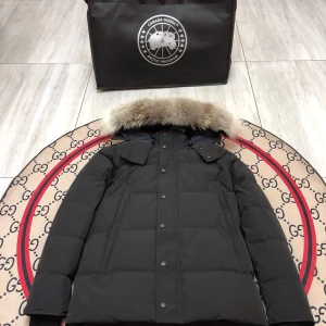 Svart dunjacka med päls från Canada Goose - Säljer en svart dunjacka från Canada Goose med avtagbar päls på huvan. Jackan har långa ärmar och stängs med både dragkedja och knappar. Perfekt för kalla vinterdagar.jackan är äkta allt är äkta och den vita moncler som jag la utt är äkta alla storlekar finns om du är intressant av en annan jacka eller skor så kan du skicka bild på mig på det så får du pris 