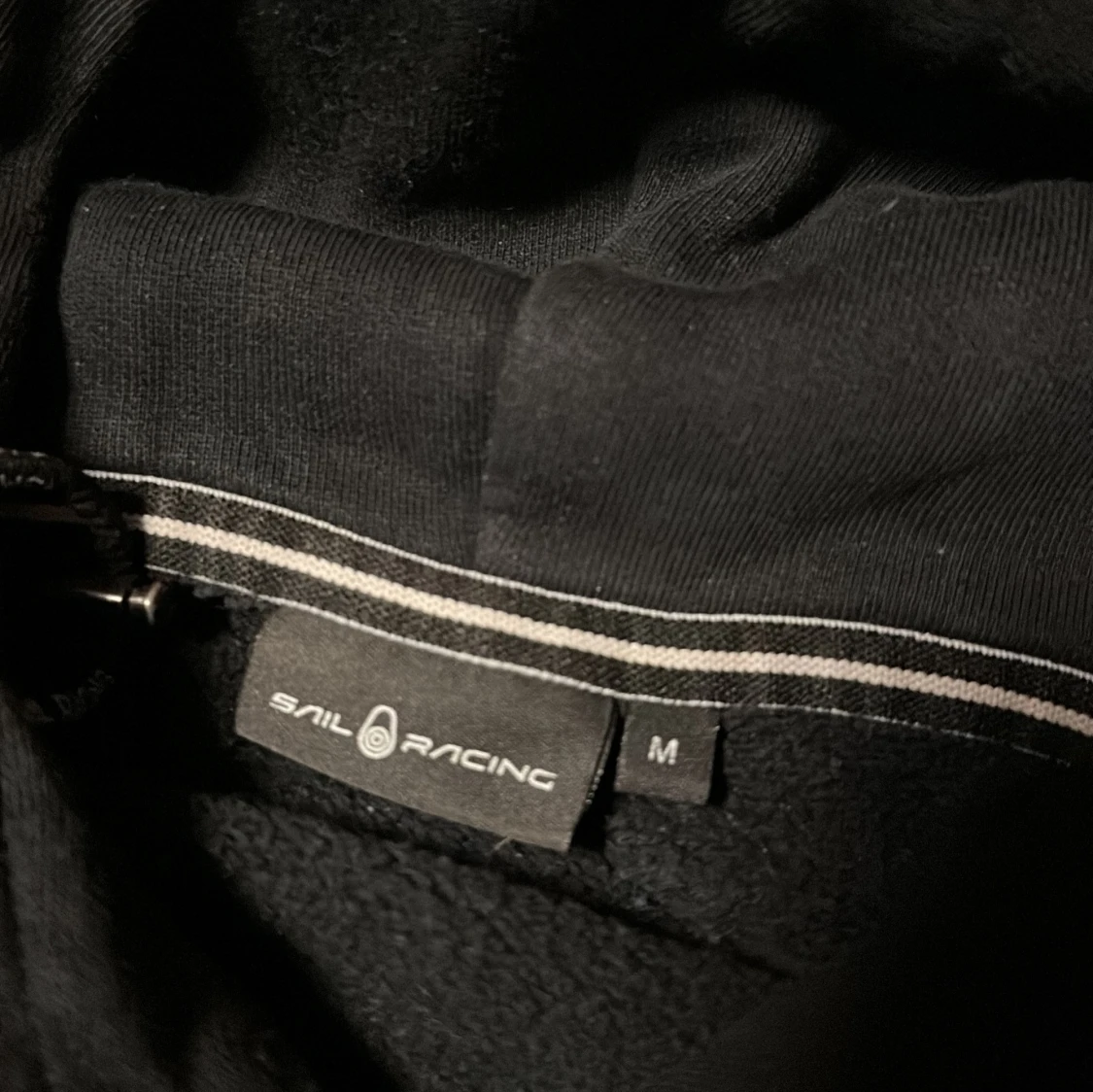 Svart och grå hoodie från Sail Racing - 1