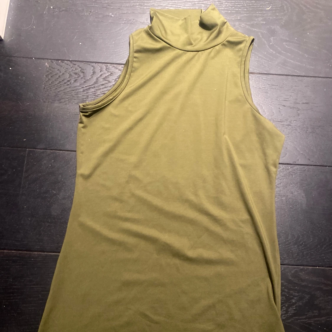 Olivgrön ärmlös polotopp