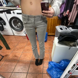 Lågmidjade jeans - Säljer mina fina jeans från gina young. De är i storlek 146 men de är EXTREMT stora i storleken. Jag har 32 i jeans och de sitter bra på mig (ej i längden) jag är 165 och tror de passar någon som är 160 eller kortare. Tryck gärna köp nu. Eller ge prisförslag.💗