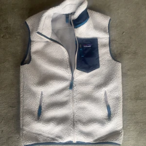  fleeceväst Patagonia - Säljer en snygg vit beige fleeceväst från Patagonia. Skit snygg bra skick bra pris hör av er vid flera frågor 