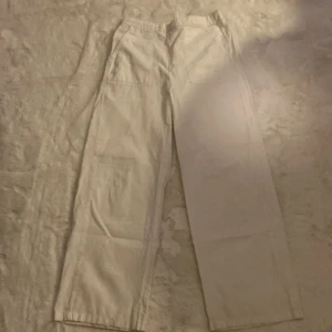 Vita linnebyxor från Kappahl - Säljer ett par vita byxor från Kappahl i storlek 164. Byxorna har en elastisk midja och praktiska fickor framtill. Perfekta till sommaren