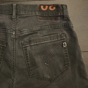 Dondup jeans - Riktigt feta grå jeans från dondup, modellen är george och storleken 30. Nypris är runt 3500 och priset går att diskuteras och går ner vid snabb affär! 