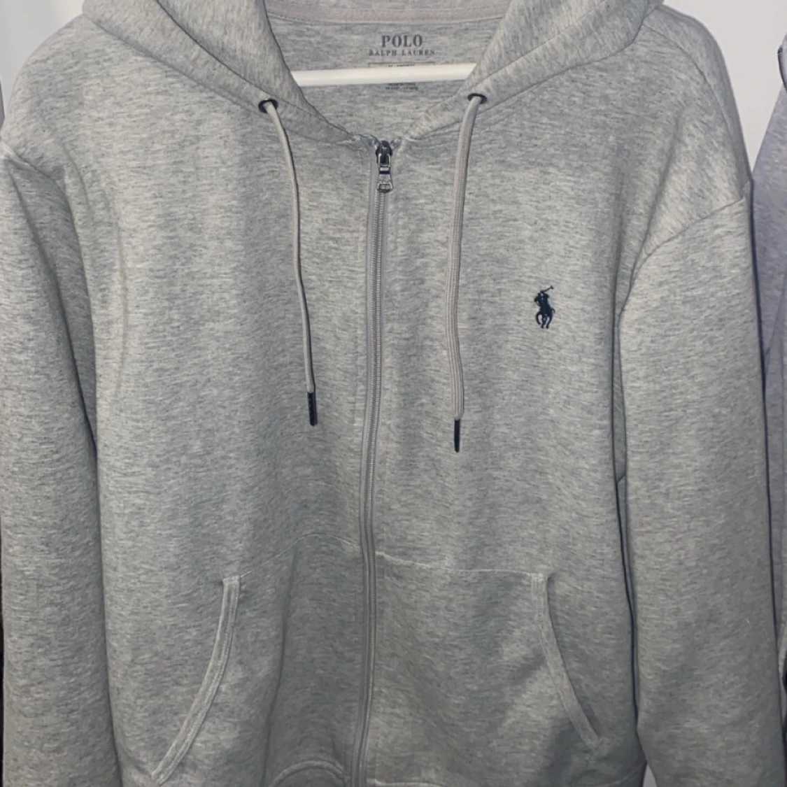 Säljer en grå Ralph lauren zip hoodie
