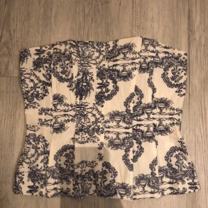 blommig korsettopp  - skitttsnygg korsett med blommönster!!!🩷🩷🌷