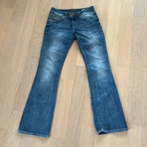 Lågmidjade bootcut jeans - Midjemått: 37cm Innerbenslängd: 79cm Jättefint skick! ❤️