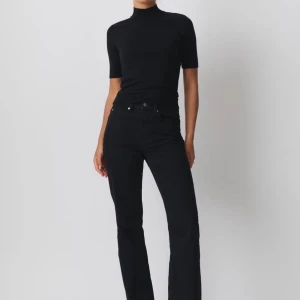 classic boot jeans från gina tricot  - Säljer helt oanvända jeans från gina då dom aldrig använda, superfina och bra kvalitet, storleken är 40 men skulle säga att dom passar 38 med💞💞 