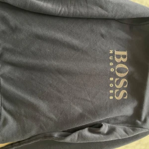 boss tröja - 16år i storlek utan luva 