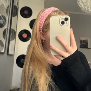 Virkat rosa hårband  - Eget virkat rosa hårband som är superfint! Mjukt och fin hår assocear 🩷 