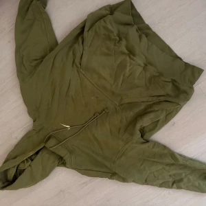 Nike set  - Storlek på Hoodie är M  Storlek på byxor är M  Säljer dessa tillsammans!  Perfekt för en ocersized look, är själv 170 och dom satt super bra! 