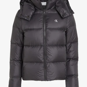 Calvin Klein jacka  - Säljer denna calvinklein jacka som bara är använd i nån månad💞 skriv för bilder☺️