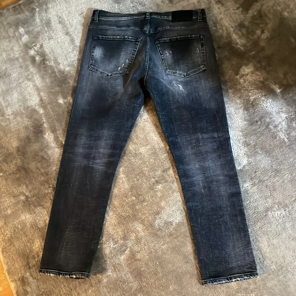 Nya Dondup jeans storlek 31. Svartgrå. För stora i midjan för sonen. . Jeans & Byxor.