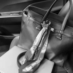 Svart väska - Superfin väska, ser nästan lite ut som en birkin bag, köpt second hand❤️