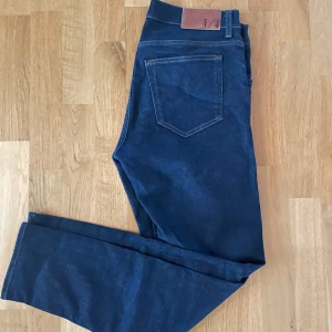 Tiger Of Sweden Evolve - Halloj, säljer nu dessa tiger jeans! Info: Märke: Tiger of Sweden  Modell: Evolve Cond: 9/10 Färg: mörkare blå Storlek: 32/32  Tveka inte på att ställa frågor!  // SS 