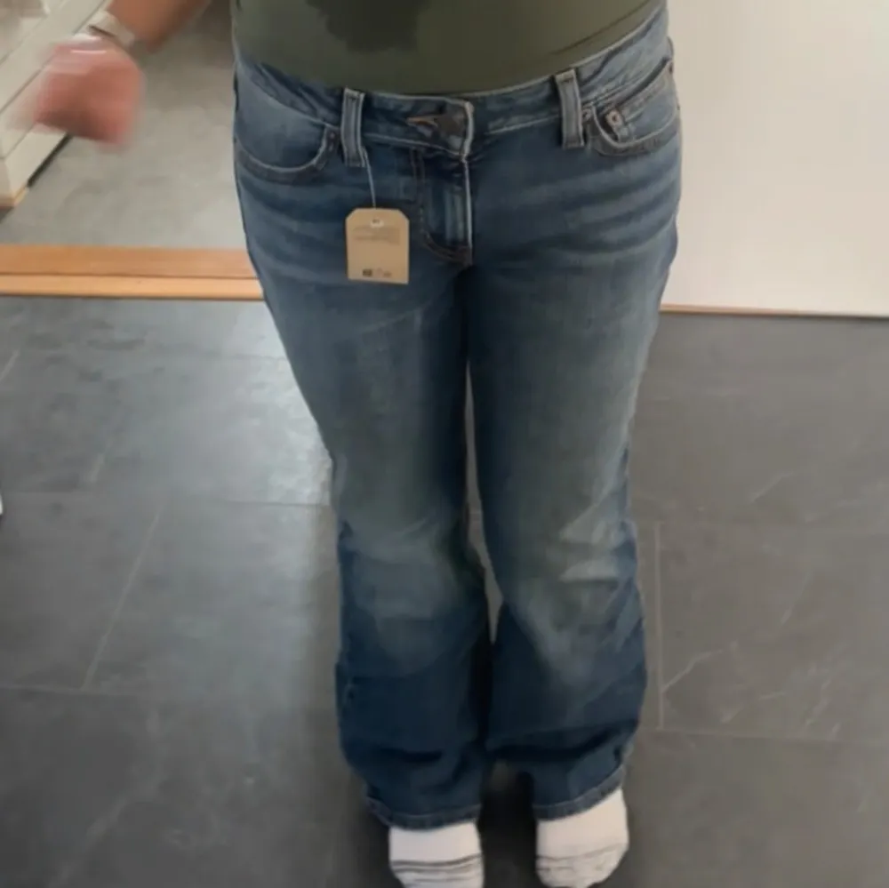 Säljer mina super snygga levis jeans! Modellen super low boot. Inga defekter då de knappt är använda!. Jeans & Byxor.