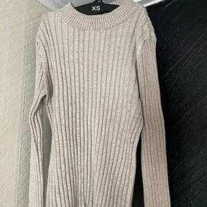 Beige/ljusgrå ribbad/stickad tröja  - Oanvänd! 