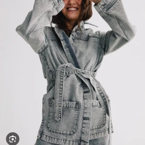 Grå jeansjacka - Säljer denna superfina jeansjacka då den inte kommer till användning  Använd Max 3 gånger  Nypris 700kr