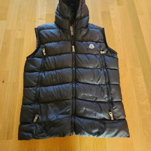 Moncler Väst  - Hej, jag säljer nu min Moncler väst. Den är använd där av priset. Men inga synliga defekter. Västen är i storlek M och sitter bra. Perfekt nu till hösten då den är ganska tjock.  Pris går att diskutera.   Fraktar inom 24h 