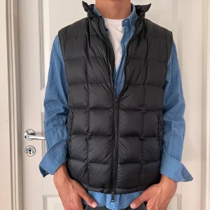 Väst Massimo Dutti - • Vår modell är 180cm, 63kg 📏  • Inga defekter 🫧 • Varm och skön till hösten 🍂  Massimo Dutti Dunväst perfekt till hösten 🍂 Den är varm och skön. Inga defekter! Väldigt bra skick!