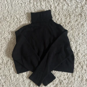 Zara stickad tröja  - En stickad croped tröja från zara. I storlek L med passar en S 