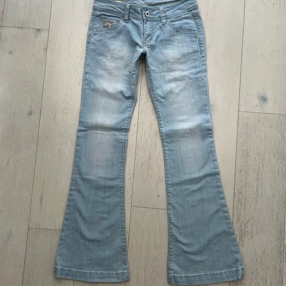 Dösnygga Lågmidjade och utsvängda jeans i superbra skick som jag köpt här på Plick för 900kr, så så fina men de passade tyvärr inte mig 💛 Midjemått 38, grenhöjd 19, innerbenslängd 82 och längd 102 💛. Jeans & Byxor.