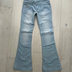 Lågmidjade Jeans - Dösnygga Lågmidjade och utsvängda jeans i superbra skick som jag köpt här på Plick för 900kr 💛 Midjemått 38, grenhöjd 19, innerbenslängd 82 och längd 102 💛