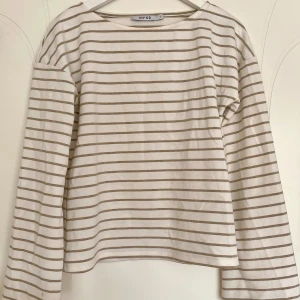 Randig långärmad tröja - Randig vit/beige långärmad i storlek S! Vida ärmar och bra passform!   Frakt ingår ej!🤎