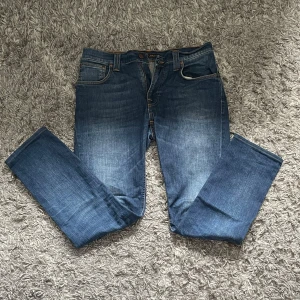 Nudie jeans - Mörkblå snygga nudiejeans storlek W32 L34. Säljer då de blivit för små. Jeansen ser som nya ut. Vid frågor eller fler bilder är det bara att skriva. Säljer då jag växt ur dom.